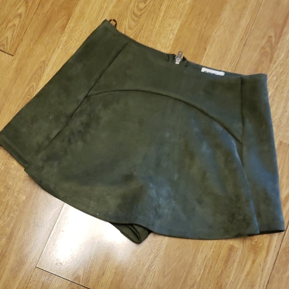 LF SEEK the Label green faux suede mini skort S